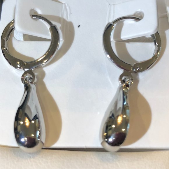 Hudson's Bay Tear Drop Earrings. - Picture 3 of 4